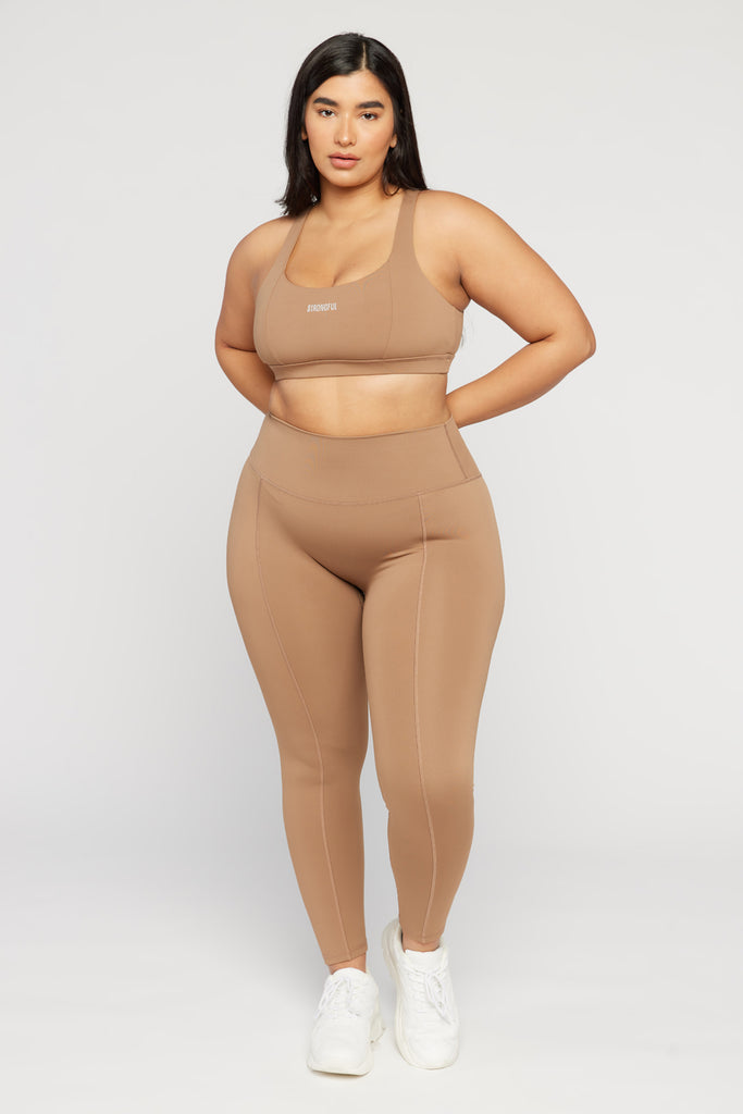 Aura - טופ ספורטיבי בעל מחשוף בגב בצבע מוקה 