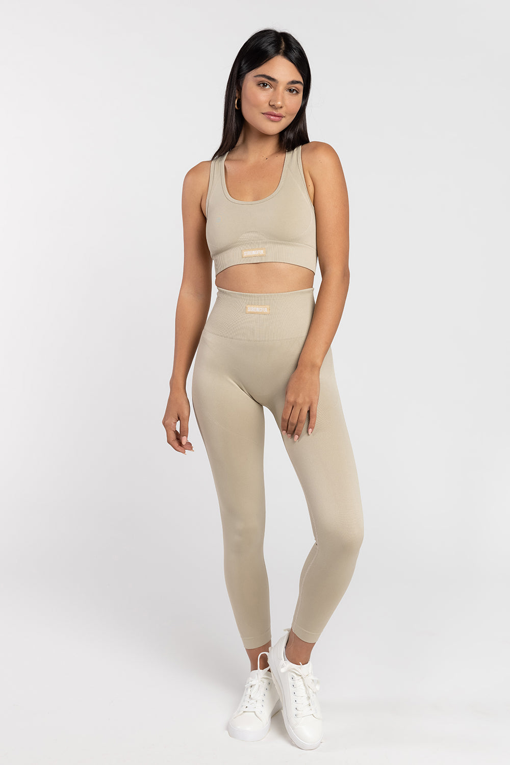 דוגמנית לובשת טופ חזייה סטרונגפול | XS