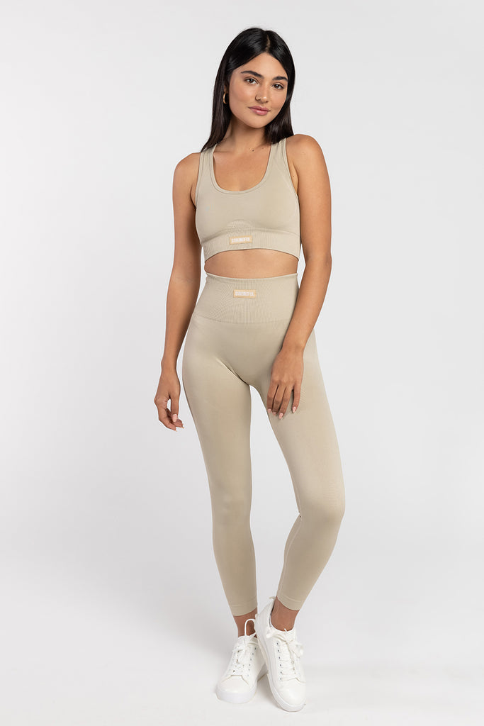 דוגמנית לובשת טופ חזייה סטרונגפול | XS