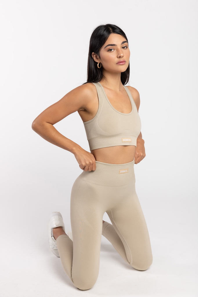 דוגמנית לובשת טופ חזייה סטרונגפול | XS