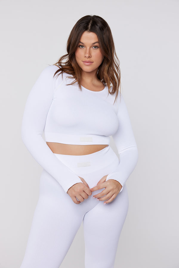 Kind - חולצת קרופ טופ ספורטיבי בצבע לבן | L