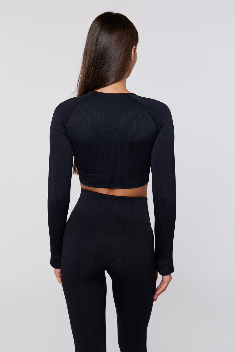 חולצת קרופ טופ ספורטיבי בצבע שחור balance | XS