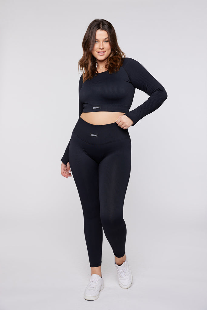 חולצת קרופ טופ ספורטיבי בצבע שחור  balance 