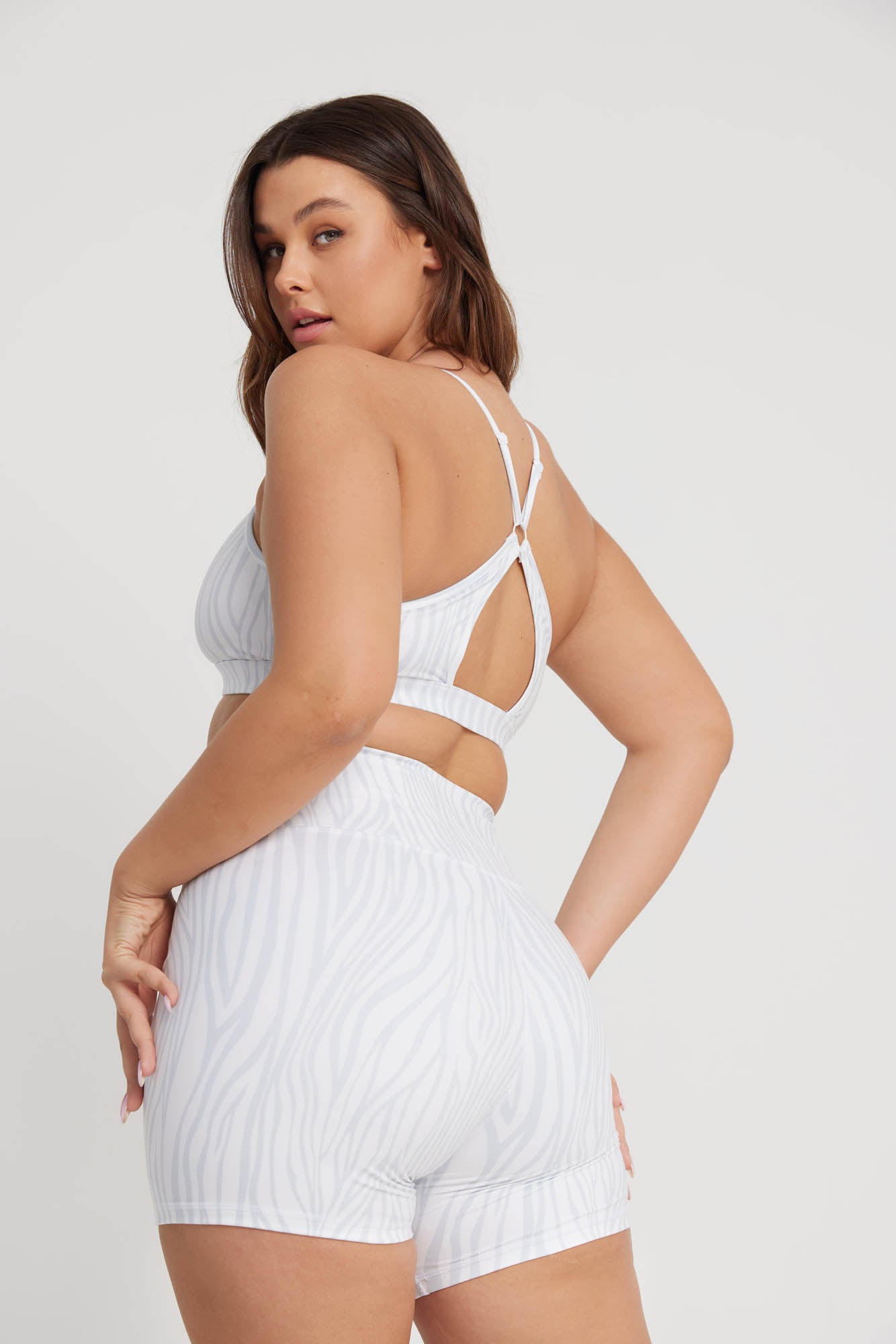טופ ספורטיבי בצבע לבן אפור hunter | L