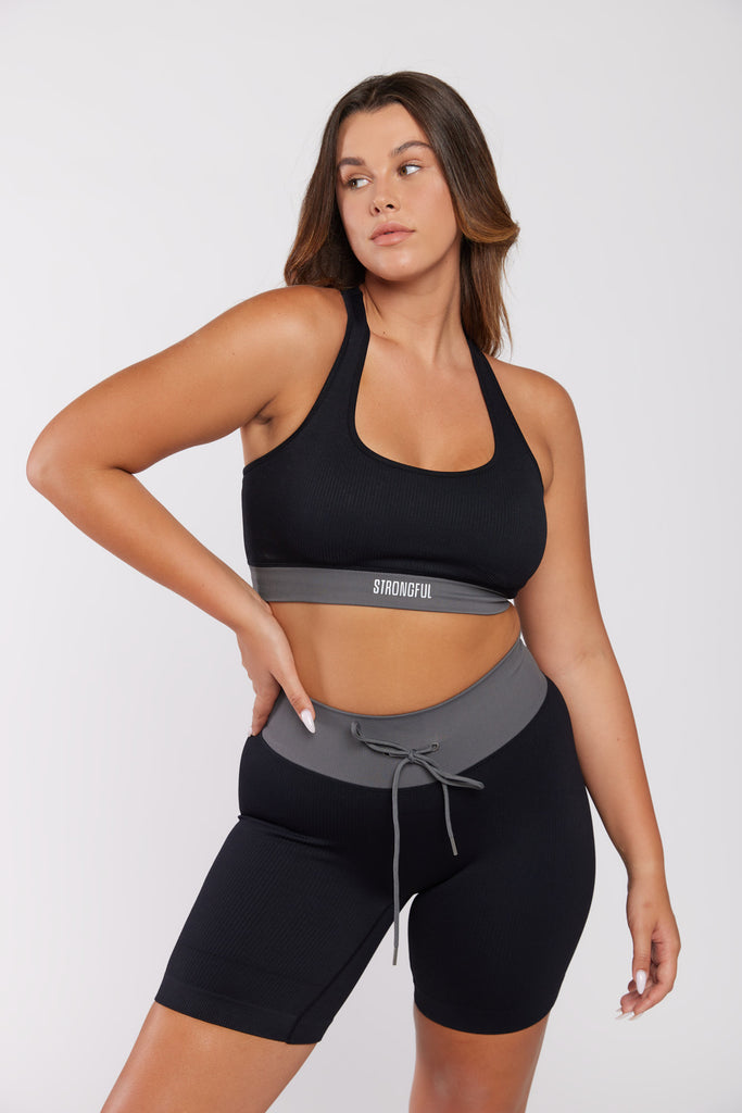 של מותג סטרונגפול Bliss דוגמנית לובשת בייקר | L