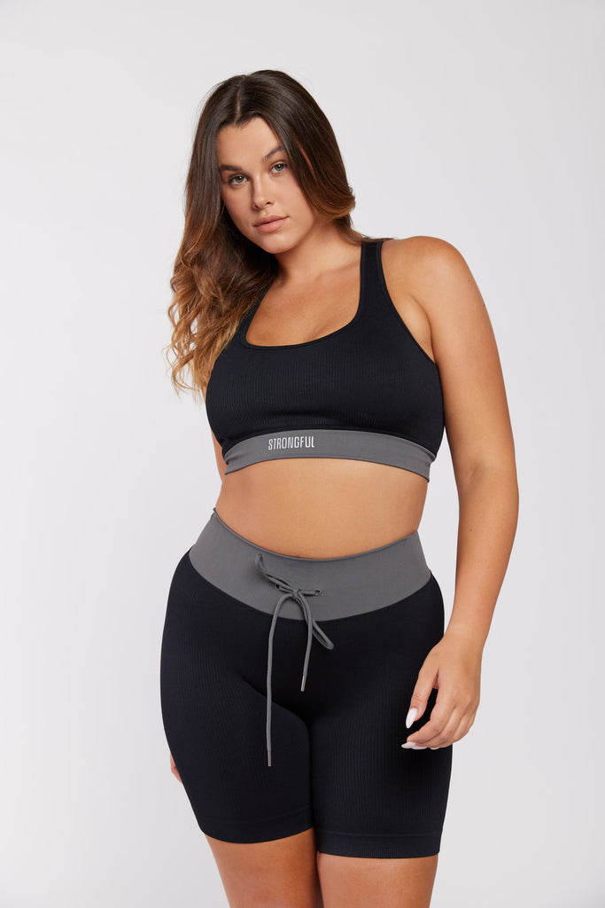 של מותג סטרונגפול Bliss דוגמנית לובשת טופ | L