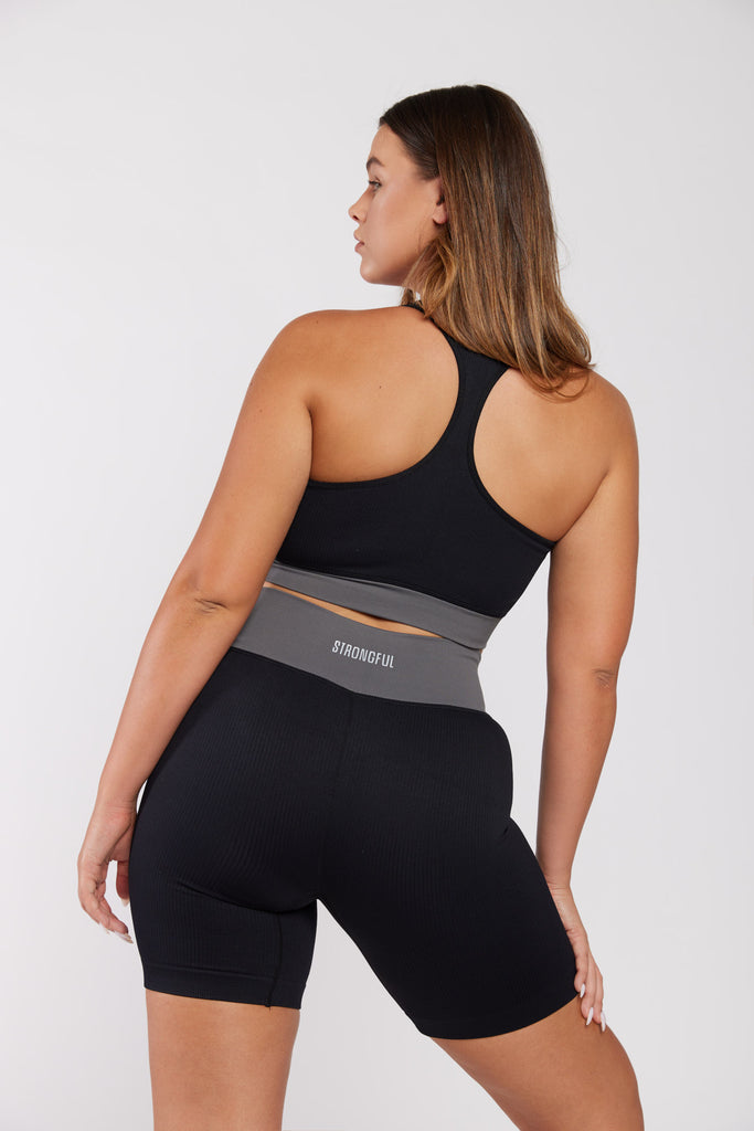 של מותג סטרונגפול Bliss דוגמנית לובשת טופ | L