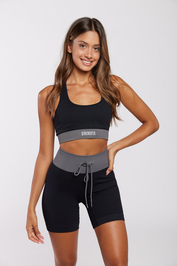 של מותג סטרונגפול Bliss דוגמנית לובשת בייקר | XS