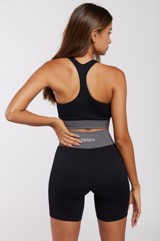 של מותג סטרונגפול Bliss דוגמנית לובשת בייקר | XS