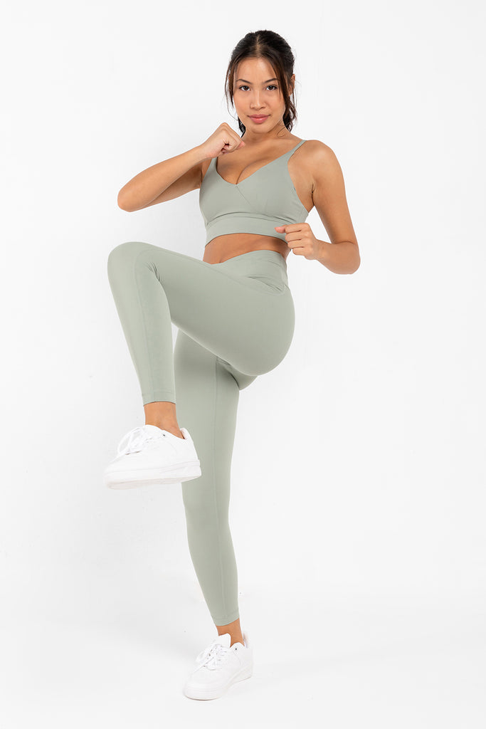 דוגמנית לובשת טופ חזייה Vivid | XS | L